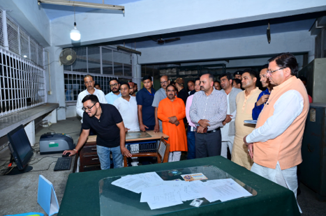 मुख्यमंत्री ने किया संभागीय परिवहन कार्यालयए हल्द्वानी का औचक निरीक्षण।